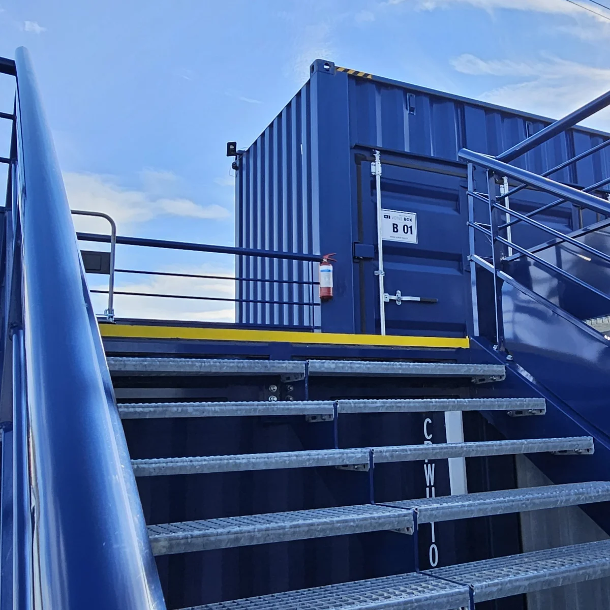 Etage été escalier containers bleus