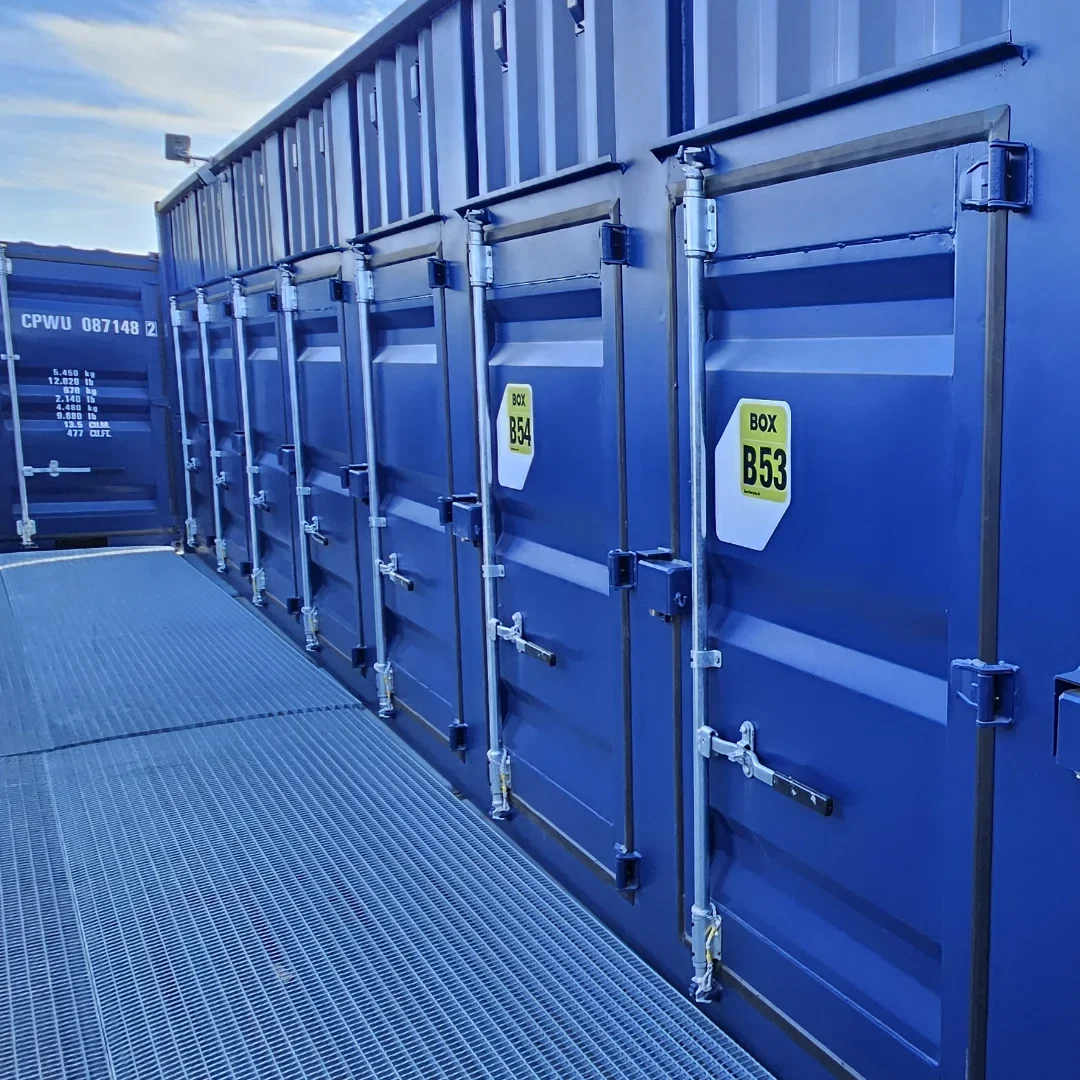 Rangée de portes de containers