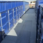Allée de containers en étage