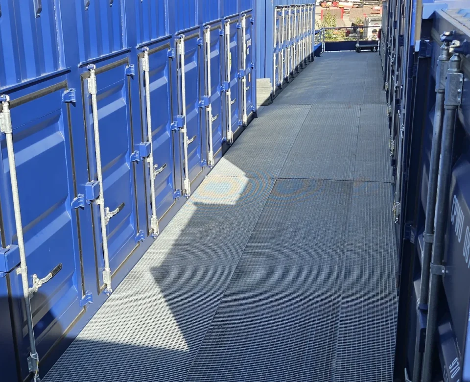 Allée de containers en étage