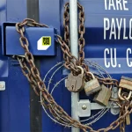container sécurisé par chaîne et cadenas